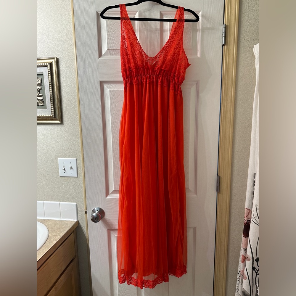 ⭐ Vintage Vanity Fair Red Nylon Lace Peignoir Set (Robe + Nightgown) - Picture 4 of 13